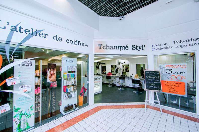 Vitrine du salon de coiffure Tchnaqué Styl' Gujan